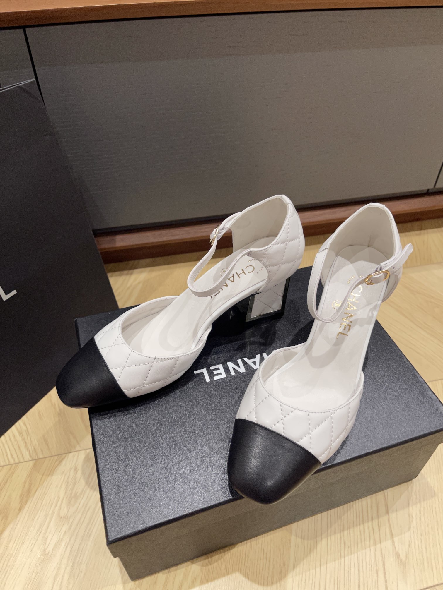 CHANEL 퀼팅 스트랩 샌들 힐