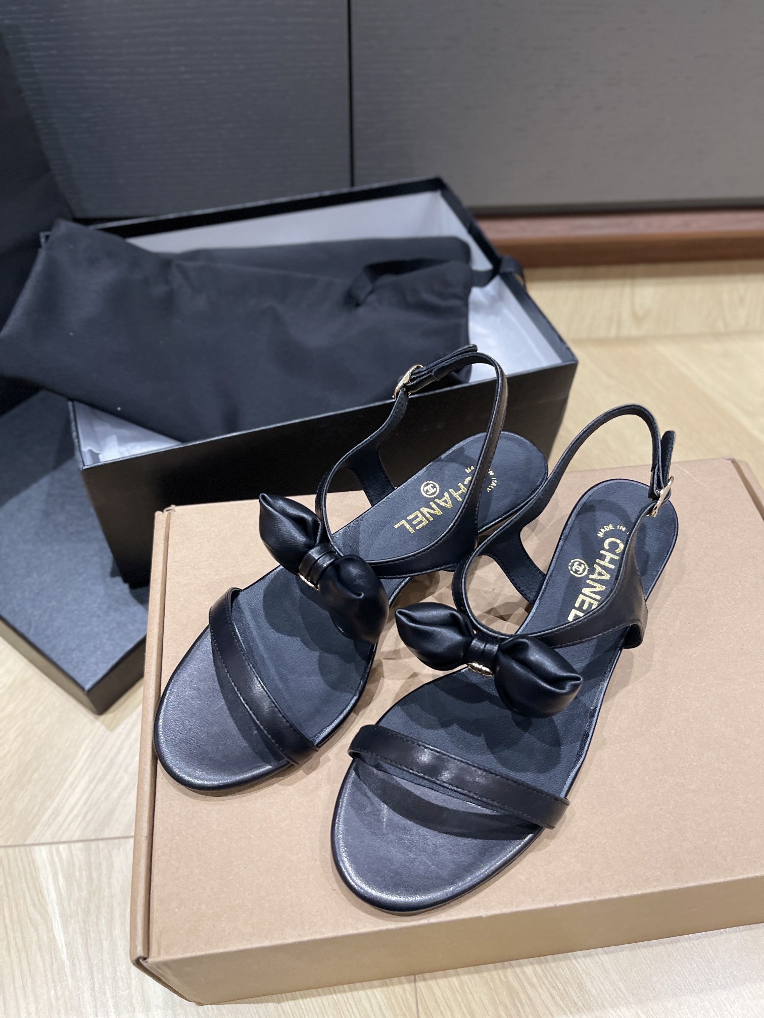 CHANEL 리본 스트랩 샌들