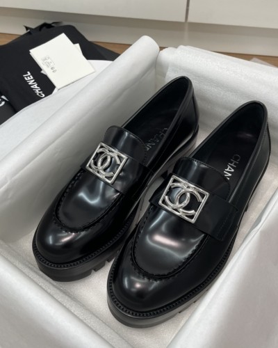 Chanel 25cc Logo loafer