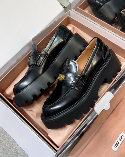 MIUMIU 코인장식 레더 로퍼