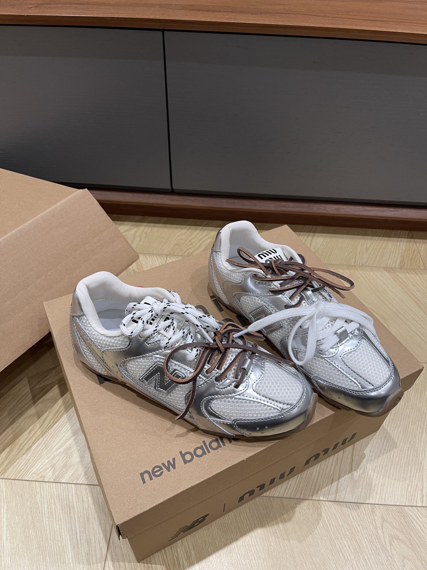MIU X NB 530 스웨이드 앤 메쉬 스니커즈