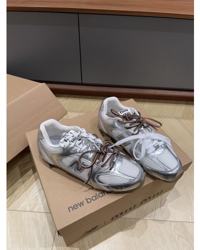 MIU X NB 530 스웨이드 앤 메쉬 스니커즈