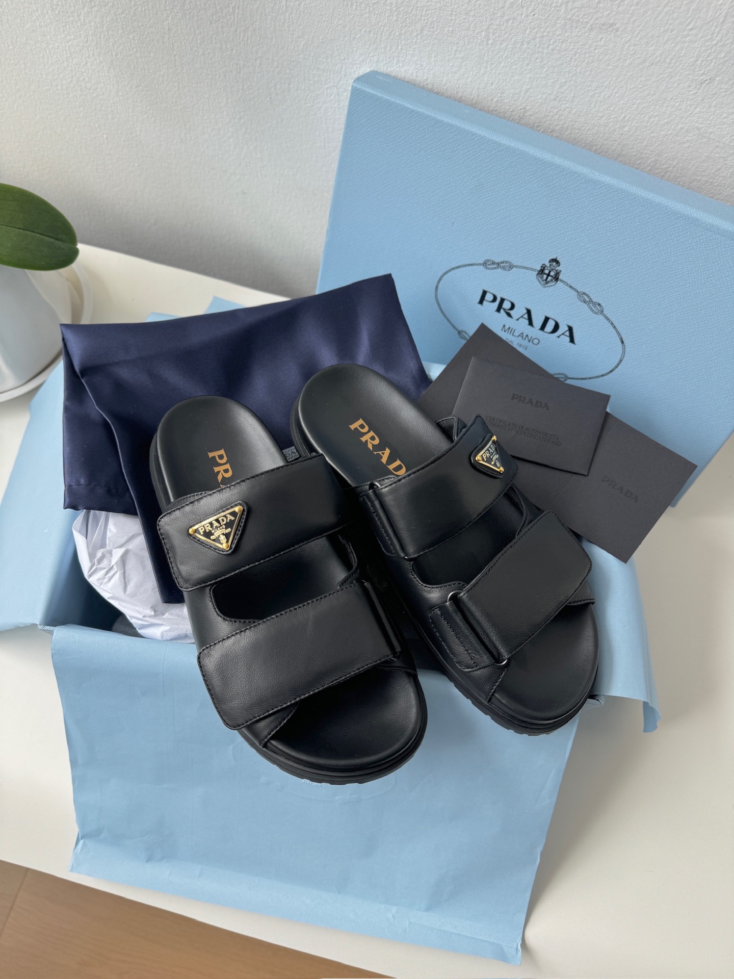 PRADA 삼각로고 슬리퍼