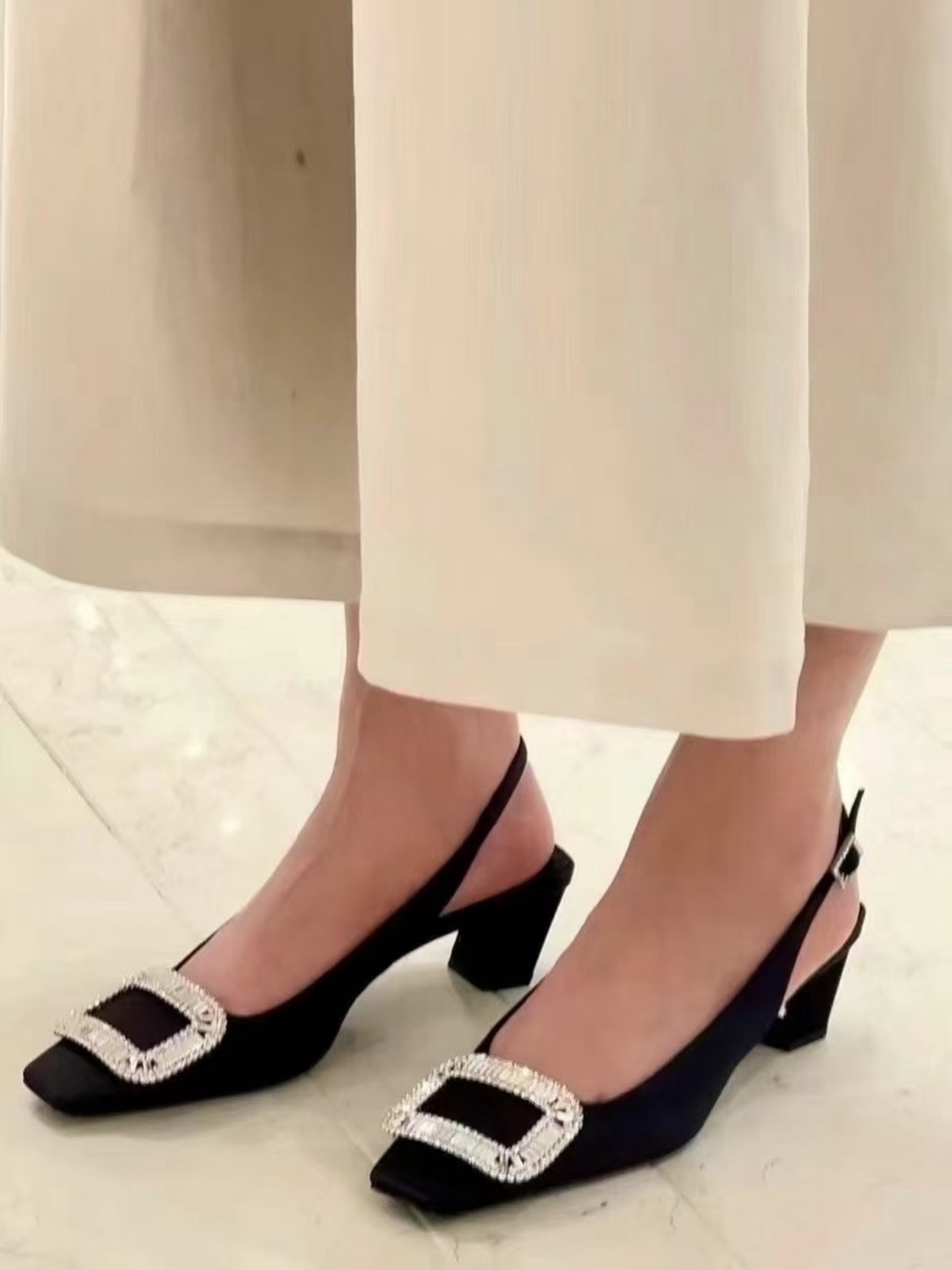 Roger Vivier 새틴 슬링백 펌프스