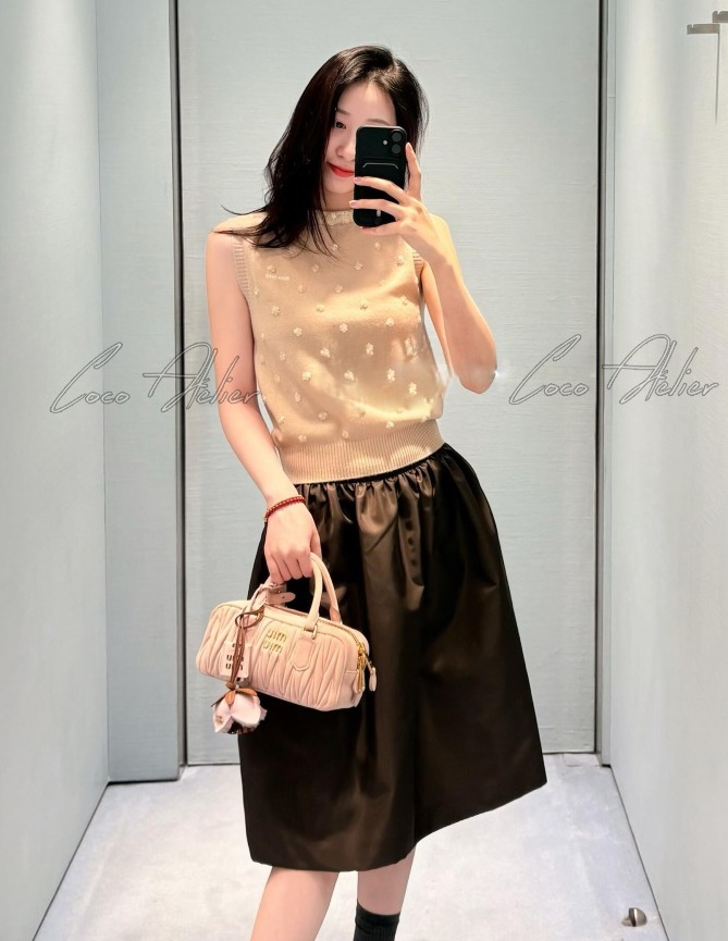 bead-decorated knit sleeveless shirt