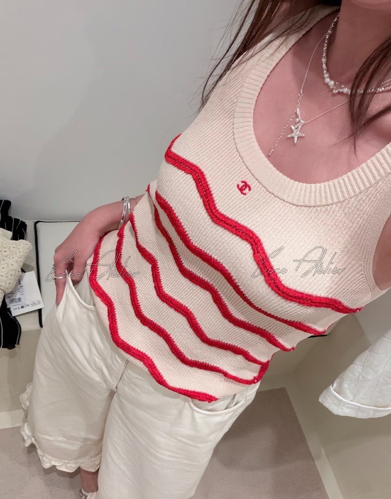 Red-strip sleeveless shirt