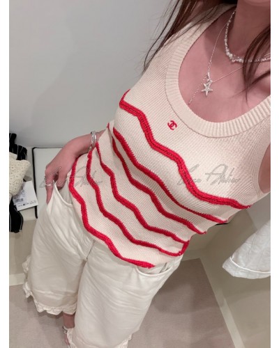 Red-strip sleeveless shirt