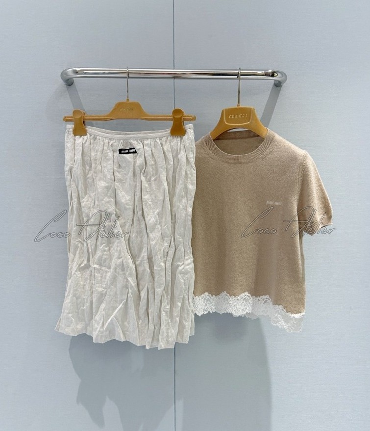 pleated skirt