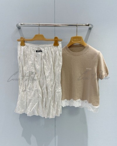 pleated skirt