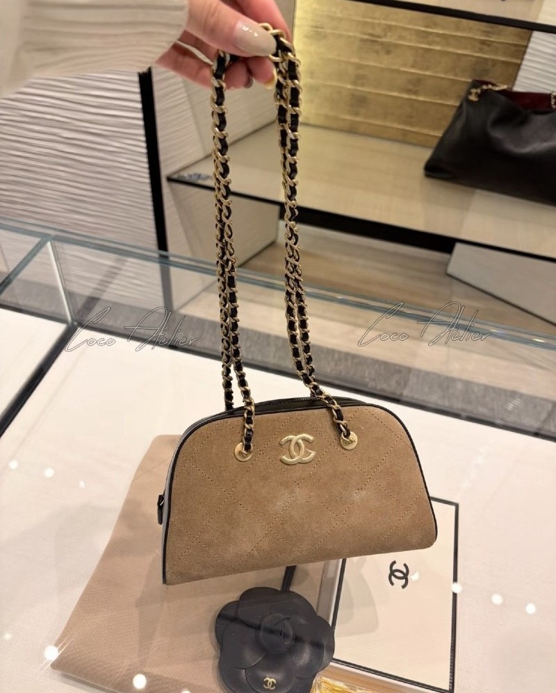 26P Suede chain bag